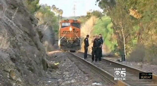 當時詹娜未注意火車駛來有真空效應，為撿手機而被吸入車底喪命。