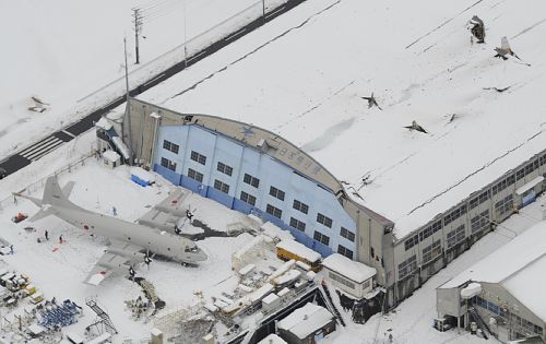 日本自衛隊飛機被大雪壓垮 損失逾50億元人民幣