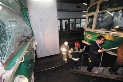 5月2日，韓國(guó)首爾，首爾2號(hào)線地鐵去往蠶室方向的一趟列車在上往十里站撞上了一趟停靠在站內(nèi)的列車。