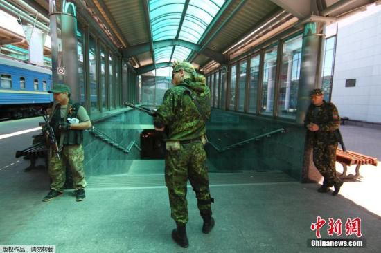 烏克蘭政府軍和民間武裝在頓涅茨克機(jī)場火車站附近發(fā)生激烈交火,火車站附近街道受到炮彈猛烈襲擊。