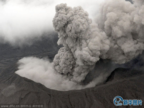 日本阿蘇中岳火山發(fā)生噴發(fā) 噴煙高達(dá)1000米