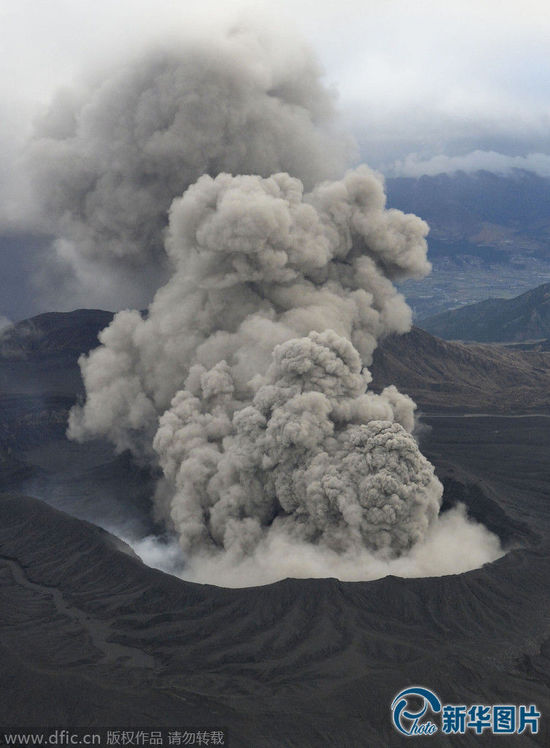 日本阿蘇中岳火山發(fā)生噴發(fā) 噴煙高達(dá)1000米