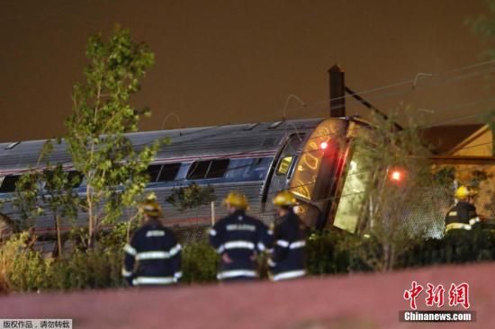 當?shù)貢r間5月12日晚，一列美國鐵路公司的火車在費城弗蘭克福段脫軌，導致至少50人受傷。