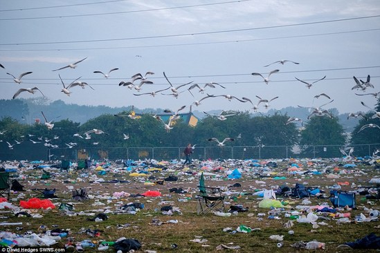 英國最大露天音樂節落幕 留下近1700噸垃圾