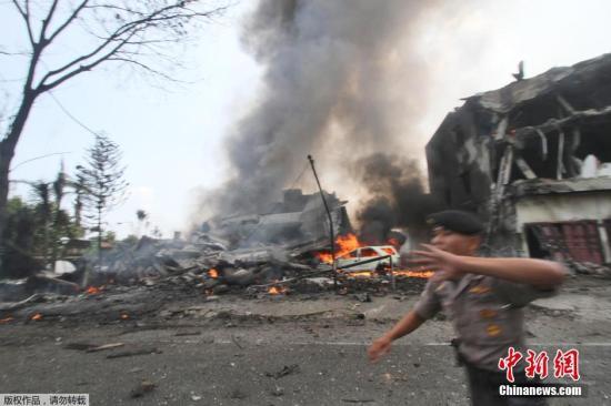 當地時間6月30日，印尼棉蘭，印尼一架軍用運輸機起飛不久后在居民區墜毀，機體爆炸燃成火球。