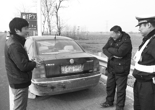 　民警對(duì)遮擋車(chē)牌的駕駛?cè)诉M(jìn)行了處罰