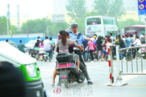 鄭州市交巡警五大隊民警楊華民正帶領他的同事在路口執勤