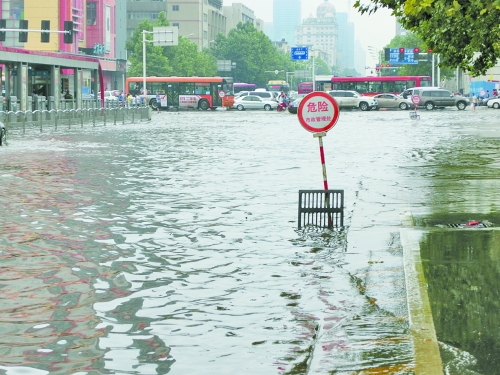 鄭州積水路段上演“八仙過海各顯神通”