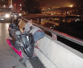 摩托車還在立交橋二層上,車座已甩到一層