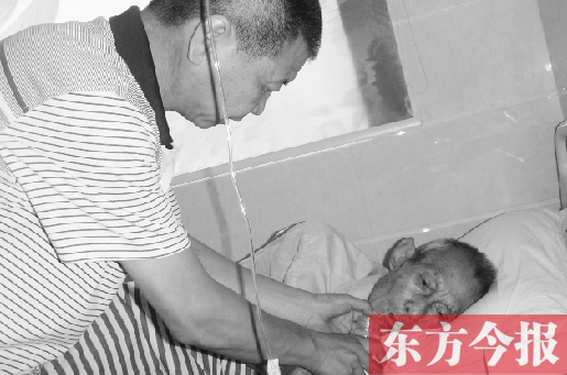 80歲老人獨居30年未見兒子