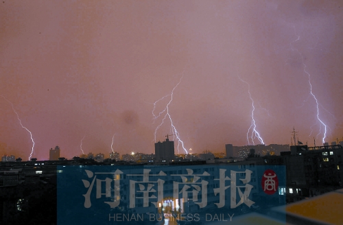 昨天21:30左右，雷電頻頻“光顧”鄭州市區(qū)