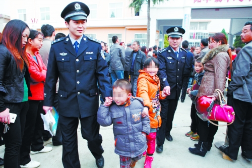 兩位民警接小姐弟倆放學回“家”