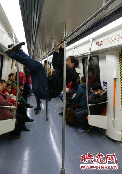 地鐵試乘日，一男子在車廂內攀爬扶手自娛自樂