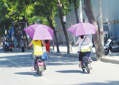 這樣打著傘騎電動車會很危險