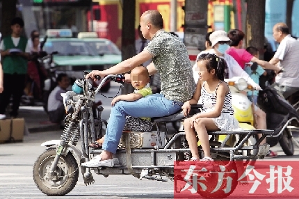 這樣帶著孩子，一個剎車，孩子就有可能摔下車