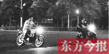 6月13日零點后,鄭州市商務內環路,不少年輕人騎著摩托車聚在這里飆車