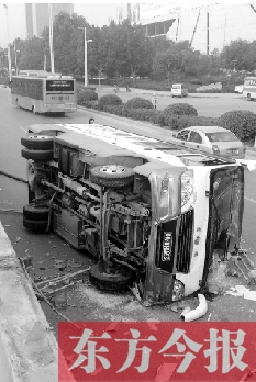 鄭州一貨車失控翻落兩米橋下 橋面留數米剎車印