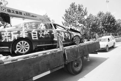 馬路這邊車主雇吊車拉車訴苦