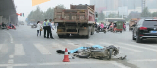 昨日，鄭州市建設路與西四環交叉口附近，一輛后八輪大貨車將一輛電動車卷入車輪下。