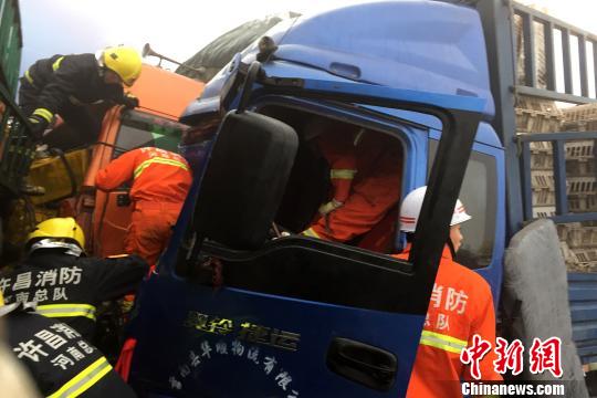 圖為21日，蘭南高速河南段21輛汽車發生連環相撞事故，消防人員對被困傷員進行緊急救援。　郭浩　攝