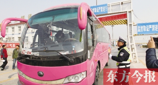 鄭州交警在鄭州黃河大橋安裝“機(jī)動(dòng)車緝查布控系統(tǒng)”嚴(yán)查違法運(yùn)輸行為，確保旅客安全。