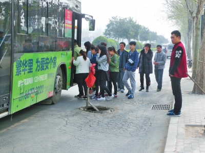 候車乘客的身邊就是一眼無蓋窨井