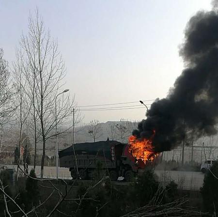 登封一大貨車突發自燃 幸遇灑水車路過幫其滅火