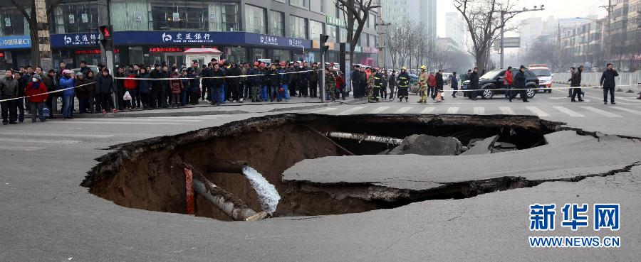 山西太原市區(qū)一主干道路口突然塌陷