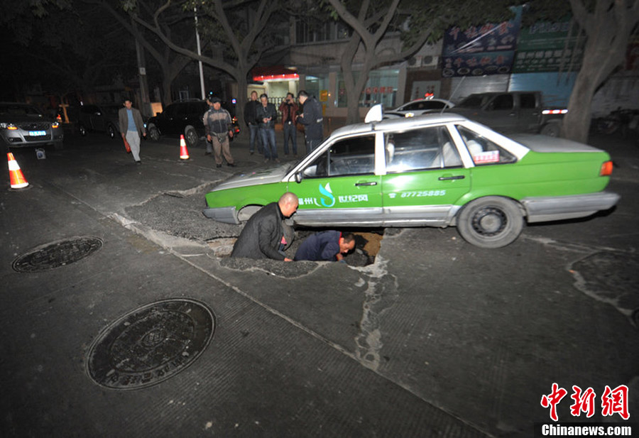 福州鬧市街道突然塌陷 出租車(chē)被“坑”