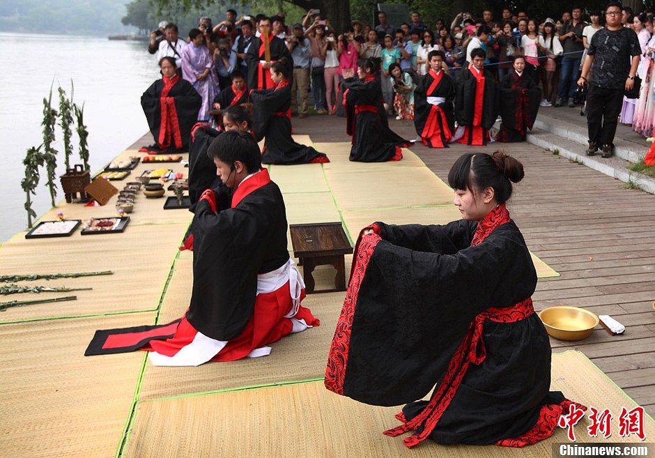 南京年輕人著漢服行古禮祭屈原迎端午