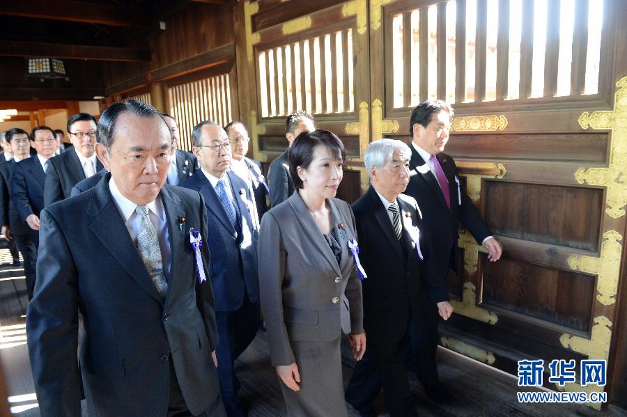 日本總務大臣和上百名國會議員參拜靖國神社