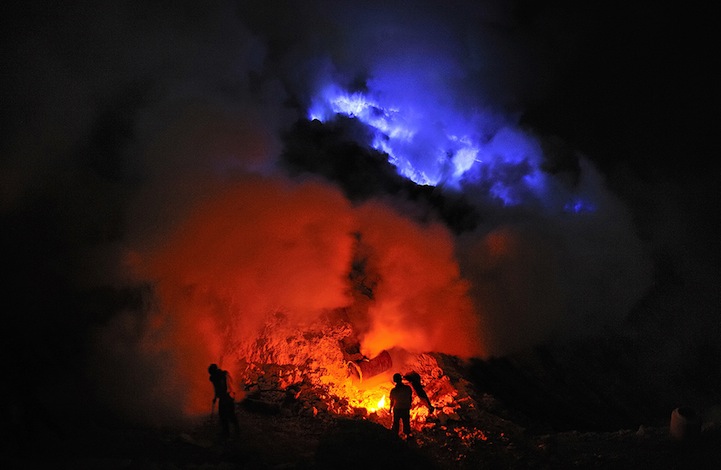 印尼硫磺礦工火山口"淘金"