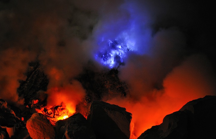 印尼硫磺礦工火山口"淘金"