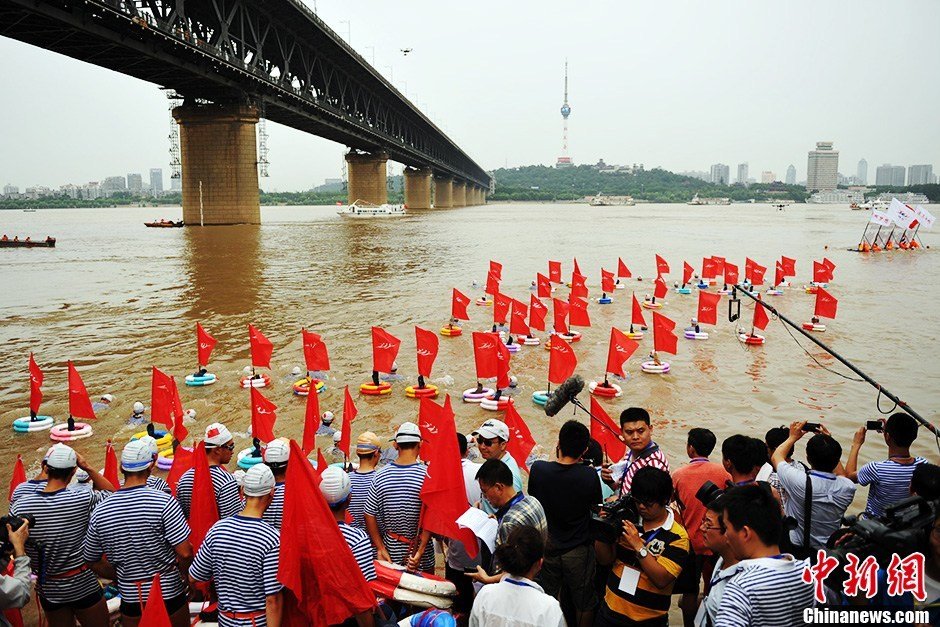 圖為江面上的橫渡方隊(duì)里的選手們劈波斬浪。中新社發(fā) 張暢 攝