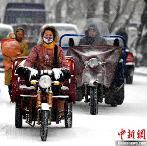 大雪襲烏魯木齊機(jī)場