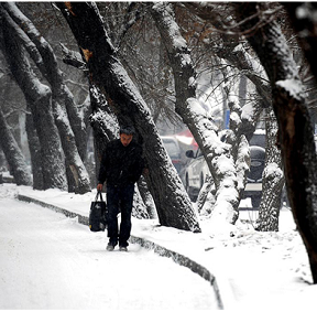 大雪襲烏魯木齊機(jī)場