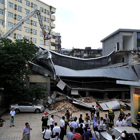 福州鬧市酒店附樓坍塌