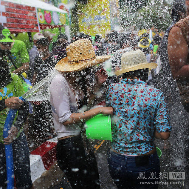 泰國潑水節水槍大戰