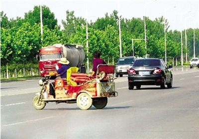 由于沒有硬隔離，鄭開大道上經(jīng)常出現(xiàn)機(jī)動(dòng)車橫穿馬路的現(xiàn)象