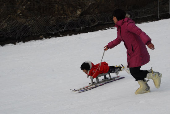 甘山滑雪場“雪戰”首場告捷　引爆冬游三門峽熱潮