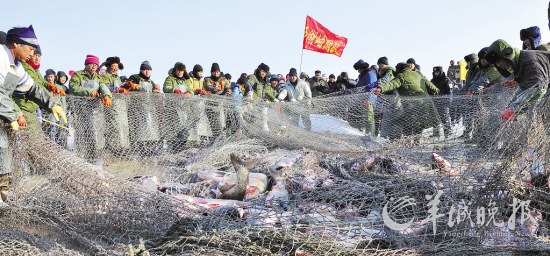 鏡泊湖冬季捕魚節上的民俗表演 宋桂霞攝