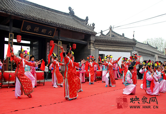 游客參觀清明小長假新推出的本土特色節(jié)目《鼓樂迎賓》。