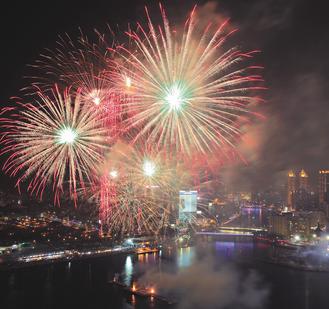 高雄藝術節在光榮碼頭海面施放海港煙火,燦爛奪目的火花非常壯觀。圖片來源: 臺灣