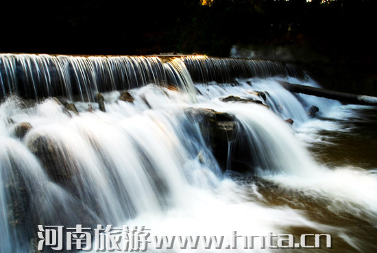 美酒晚會(huì)比賽一個(gè)都不少 四月到金頂山景區(qū)樂翻天