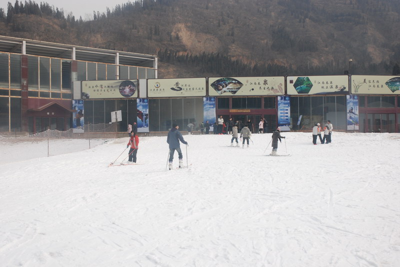 體驗冬季旅游滑雪 玩轉酷炫冰雪世界