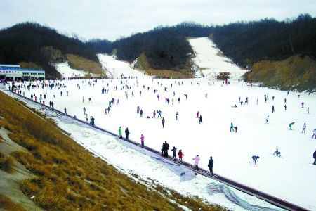 體驗冬季旅游滑雪 玩轉酷炫冰雪世界