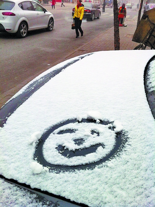 一月十五日上午，有汽車披著一身的雪裝，從經(jīng)開區(qū)回到市區(qū)。