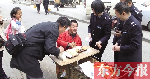 鄭州市民組織志愿者團隊幫助腦癱患者袁小龍