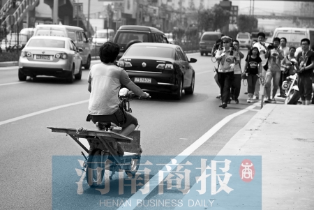 剛駛出隧道口，騎電動車的他被交警攔下 邱曉峰/攝