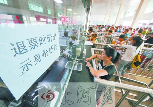 洛陽火車站退票窗口前，一名乘客正在退票。